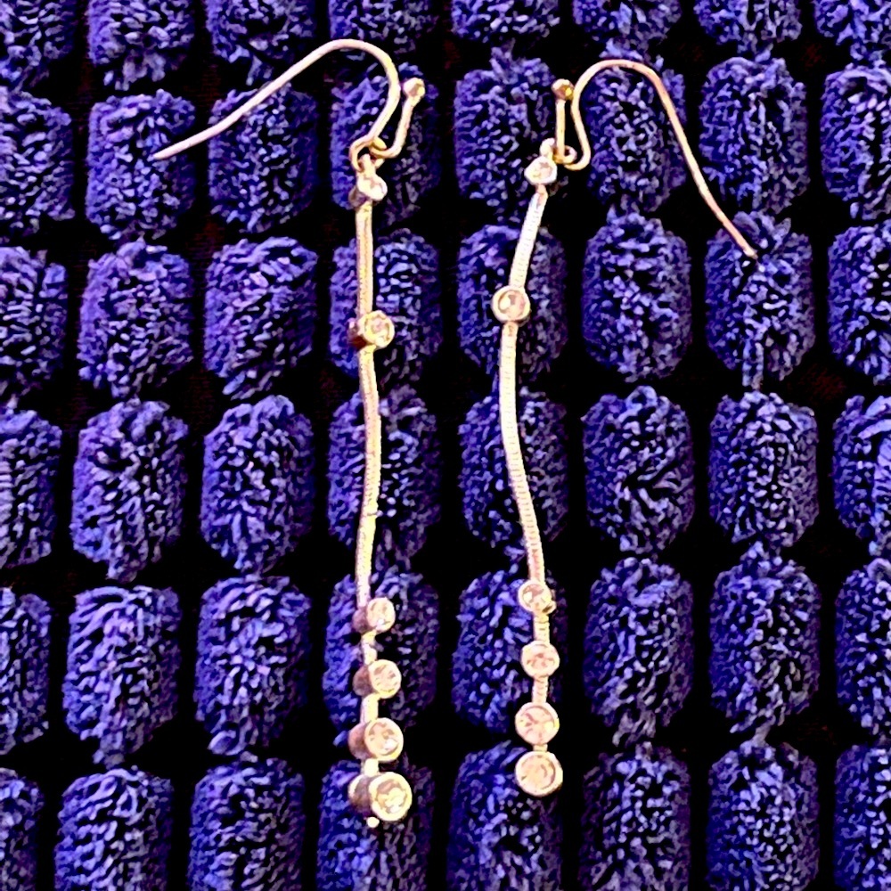 ✨3/$30✨ Guess drop cz fashion earrings